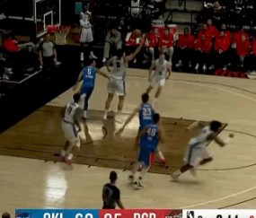 智慧体育娱乐-杨瀚森张开长臂再次收下防守篮板，目前个人已抢下14个篮板