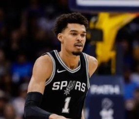 体育赛事社区-惨遭西部副班长逆转！文班报销马刺开启自由落体